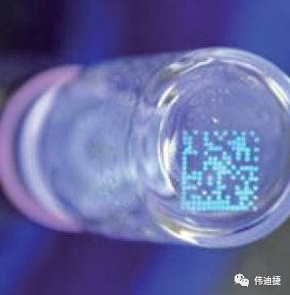 0_3 紫表光下显示的药瓶底部DataMatrix码
