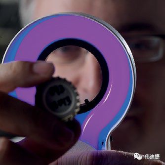 0_2-9 尝试人员观察喷码墨滴与资料