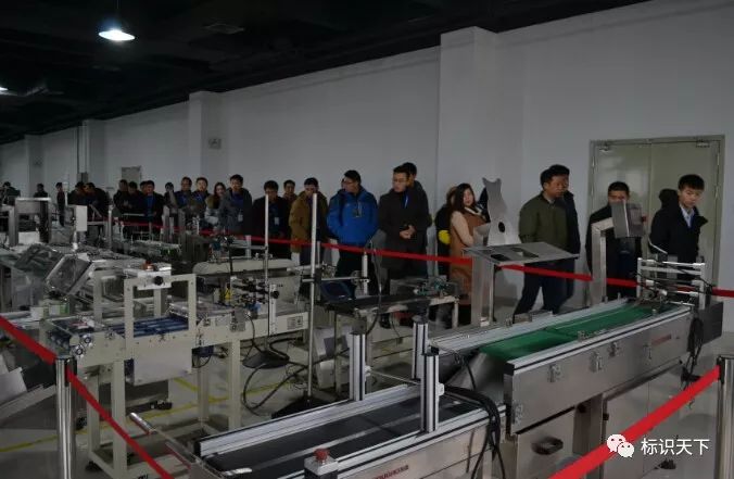 640_10 嘉宾参观标识设备展示区
