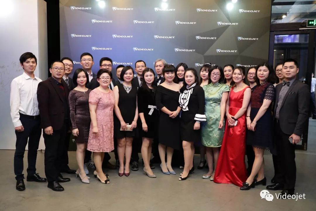 640_15 伟迪捷年会女性员工合影