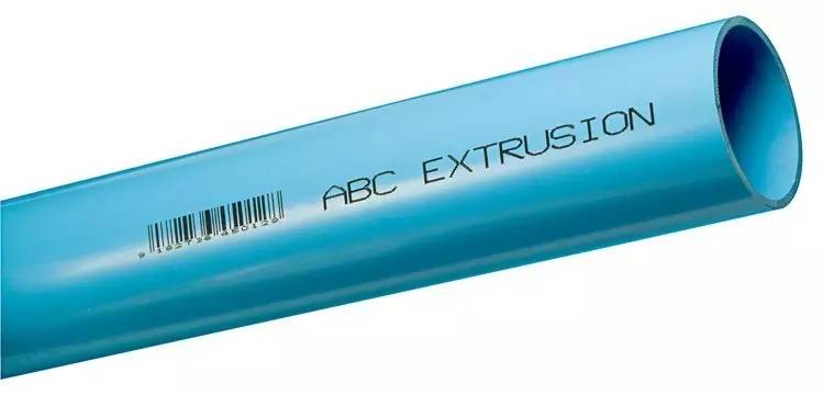 蓝色圆管上的条码与ABC EXTRUSION文字