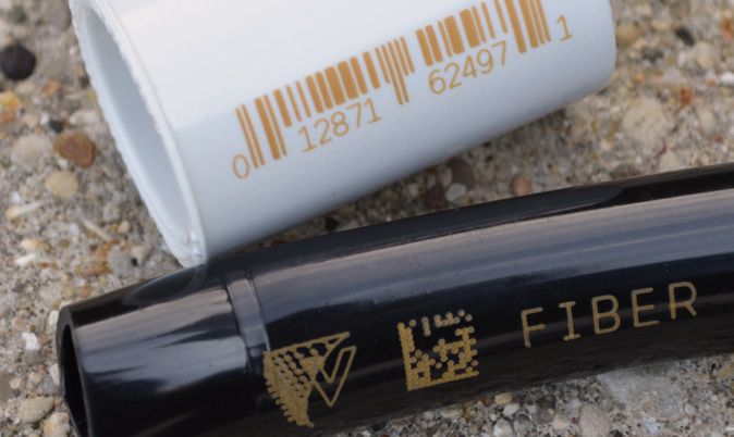 白色管件上的条码与玄色管件上的方块码及FIBER字样