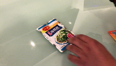 手旁的袋装食品与桌面