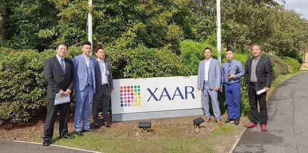 XAAR户表标牌旁的多人合影
