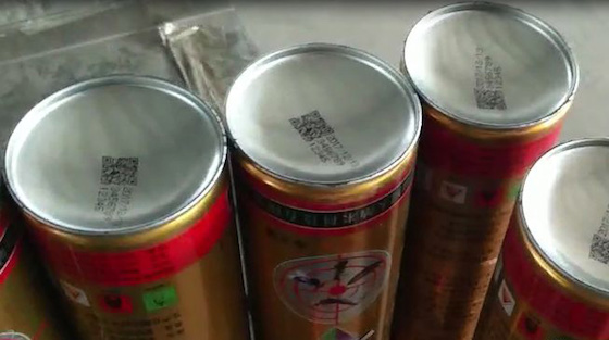 红色圆罐银色端面的二维码与字符象征