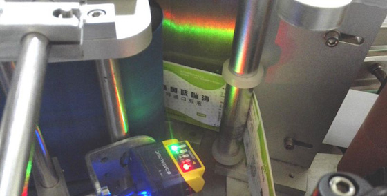 卷状标签与金属导辊旁的批示灯组件