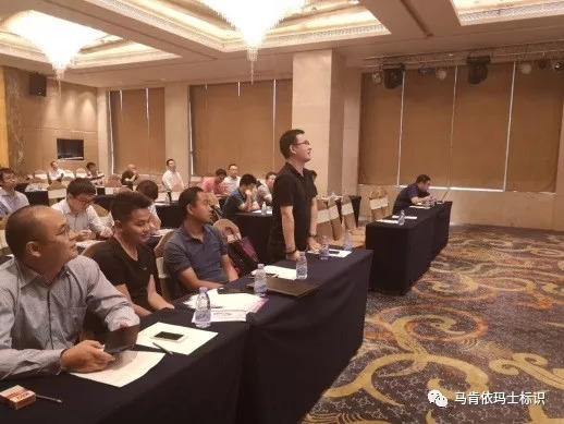 会议室中站立互换的人员