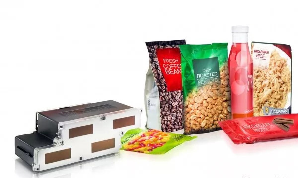 eamar.com_.cn-0812304810234 金属设备旁的袋装食品、瓶子及包装盒