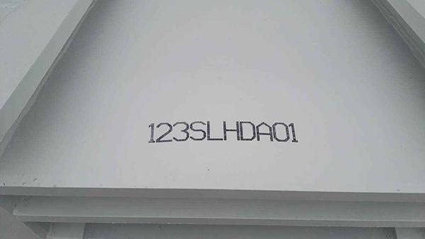 灰色板件上的玄色123SLHDA01字符