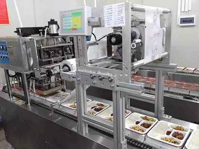 www.eamar_.com_.cn-kc2 装有分格餐盒的输送设备与卷膜机构