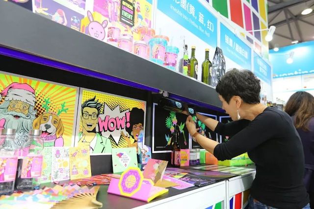 展位上彩色图案样品与查看展品的人