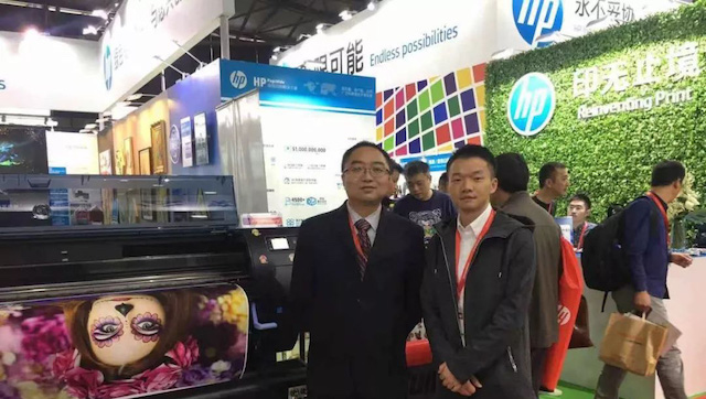 两人在HP象征展位设备旁的合影