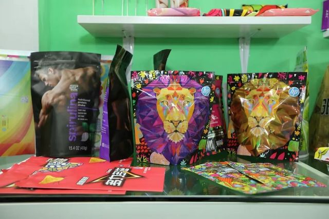 带狮子图案的彩色包装袋与展台样品
