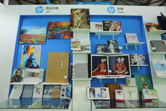 HP贸易印刷与影像象征展台上的照片和印刷样张
