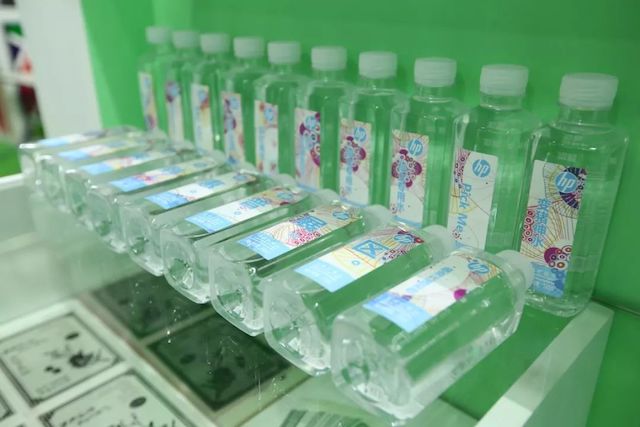带HP象征和彩色标签的通明瓶分列