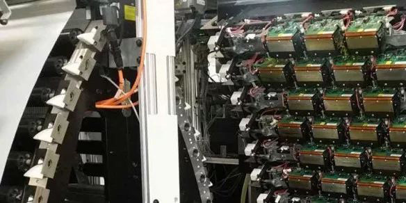 设备内局部列的电路组件、线缆与支架