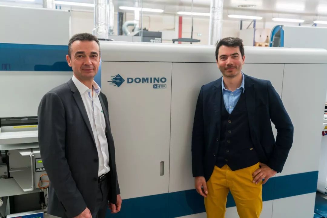 www.eamar_.com_.cn-domino62853 两名男子在DOMINO N610i设备前合影