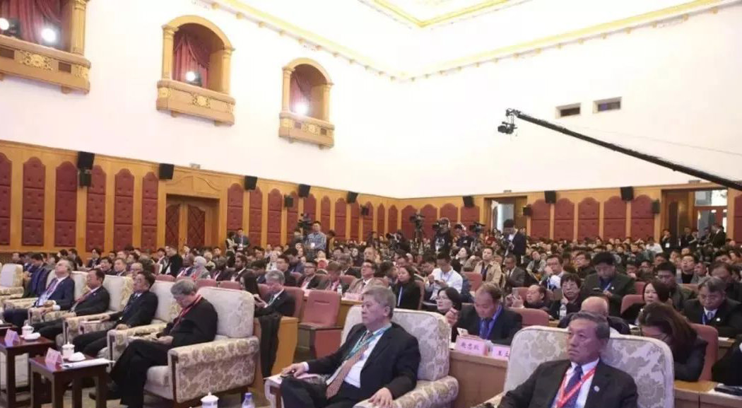 www.eamar_.com_.cn-ewm657789853 会议厅内的参会人员与摄像设备