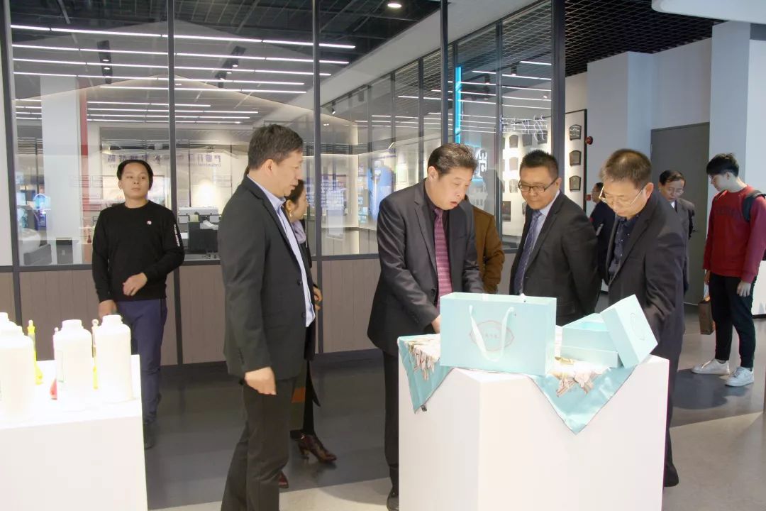 展厅参观者与展示台上的包装和印花腔品