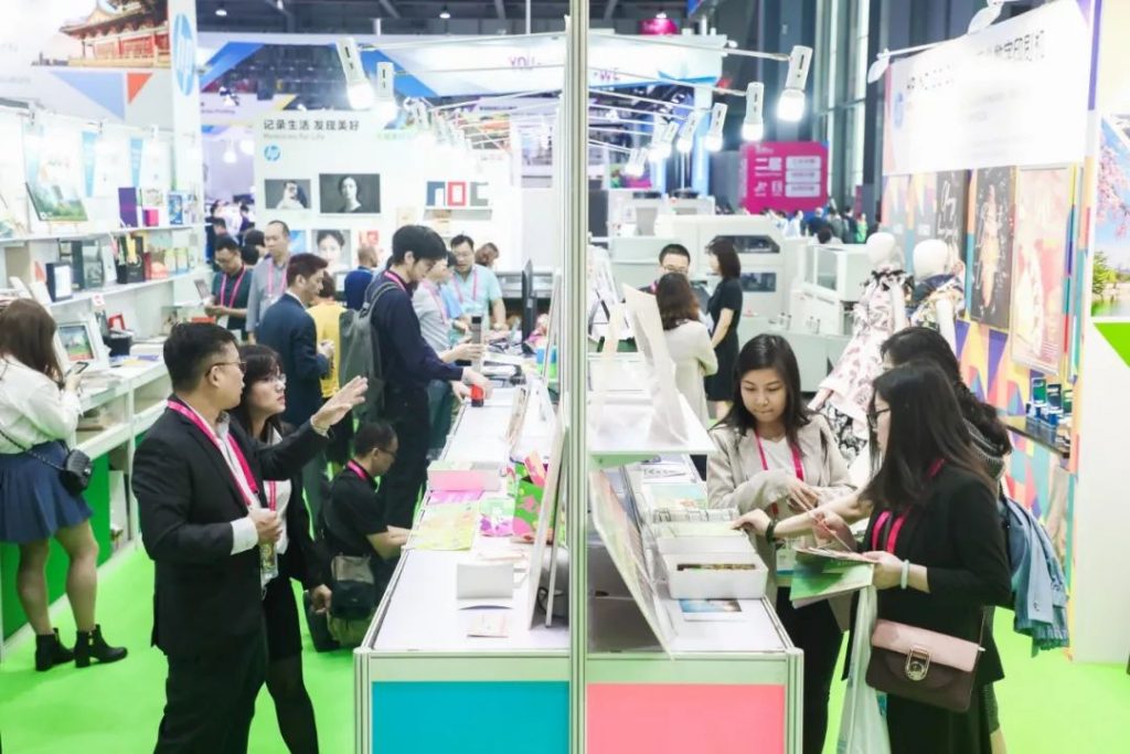 展览展示台旁参观人员查看样品