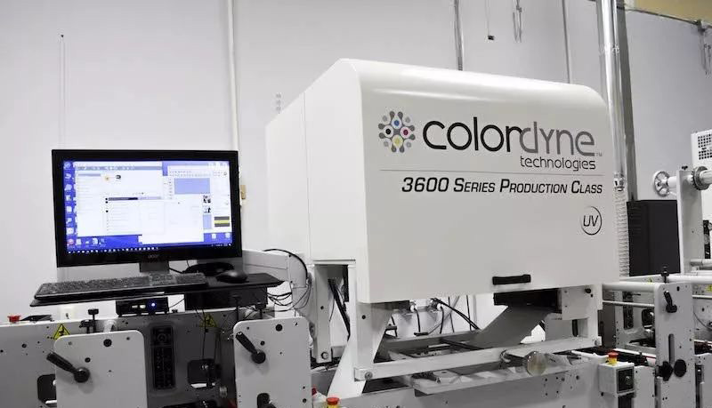 带Colordyne3600 UV象征的设备和电脑节造屏