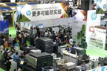 www.eamar_.com_.cn-news34523452810 HP INDIGO 7900展牌下的设备展示与人群