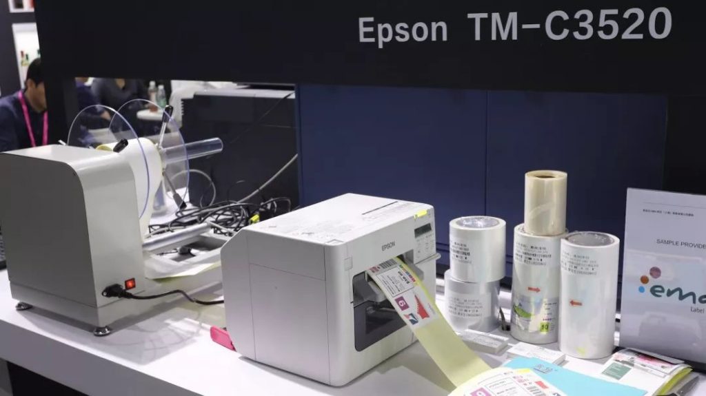 爱普生 TM-C3520 展牌旁的打印机与标签卷