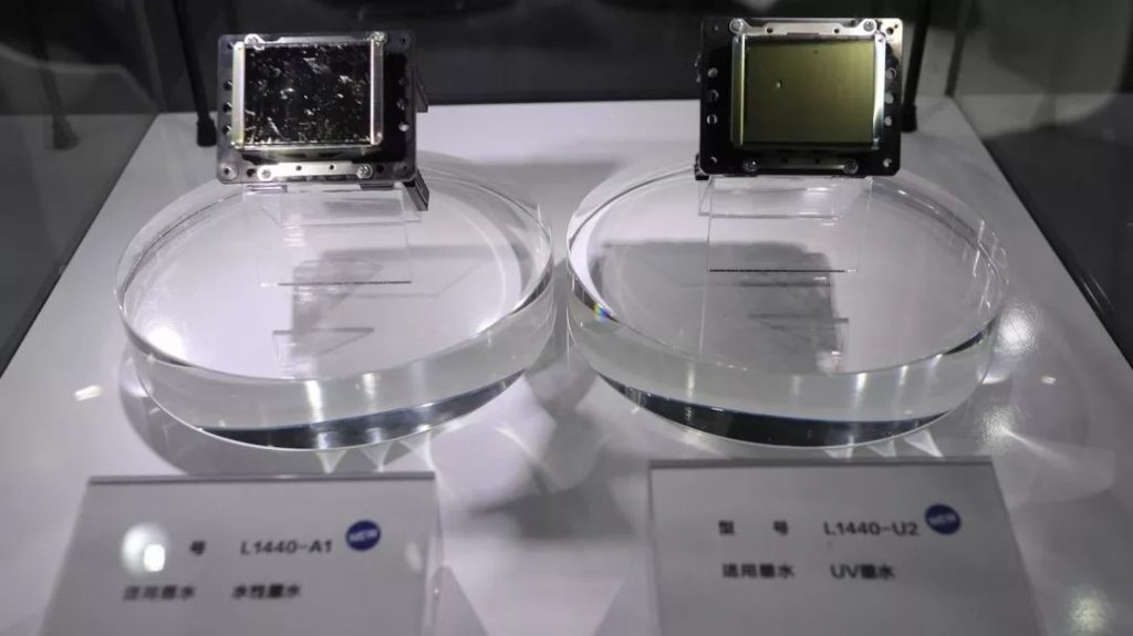 通明圆形展示座上的两件金属组件