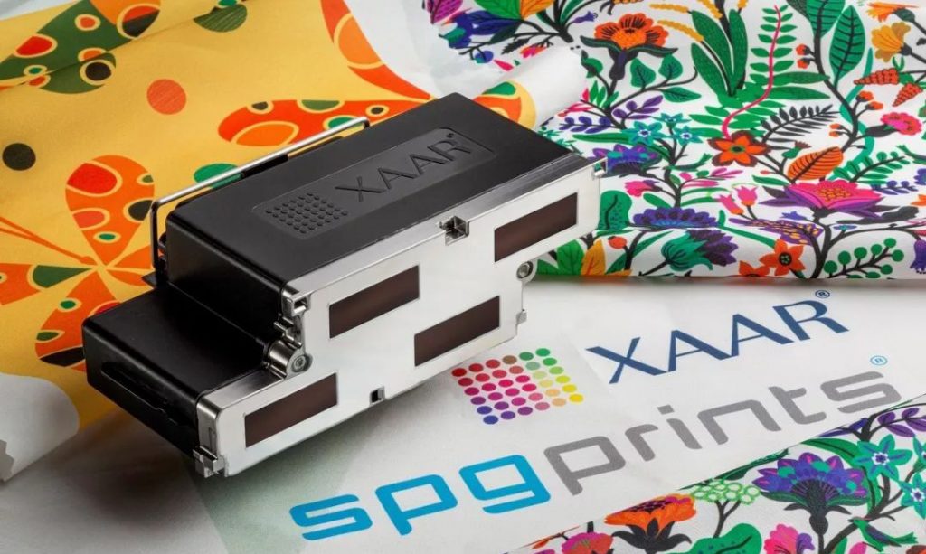 带XAAR象征的喷头与彩色斑纹织物及SPGprints字样