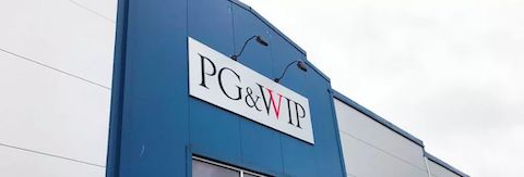 蓝色构筑表墙上的PG与VIP字样牌