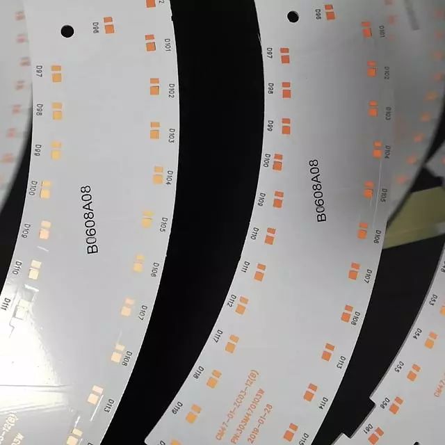 弧形白色板上的幼方块元件和BG608A08字符