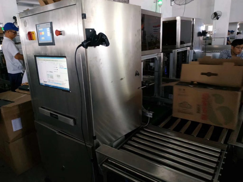 纸箱输送线旁带触屏、显示器和扫码器的节造柜