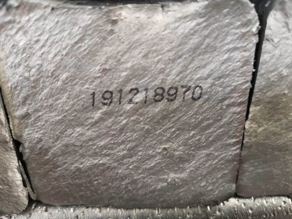 粗糙银色表表上的191218970点阵数字