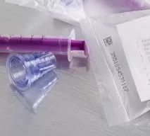 紫色和通明幼物件与带二维标识的包装袋