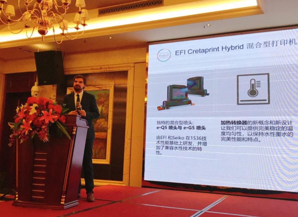 eamar-3469000-1024x745 演讲者与EFI Cretaprint Hybrid混合型打印机投影片