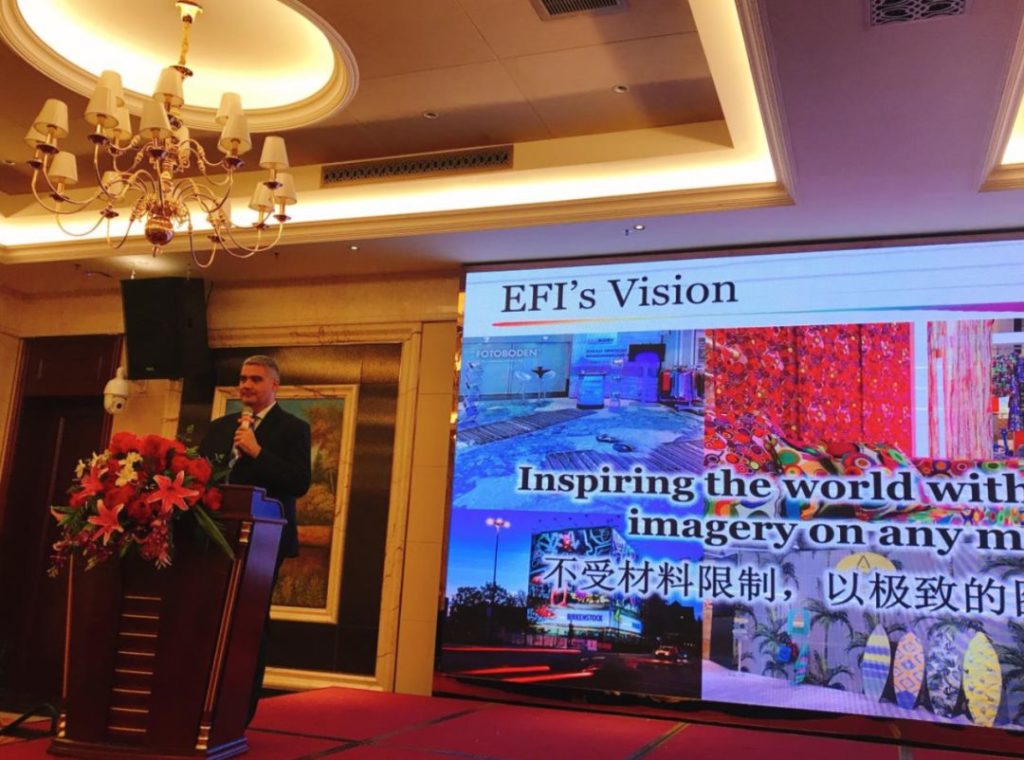 eamar-3469001-1024x760 演讲者站在EFI’s Vision投影画面旁
