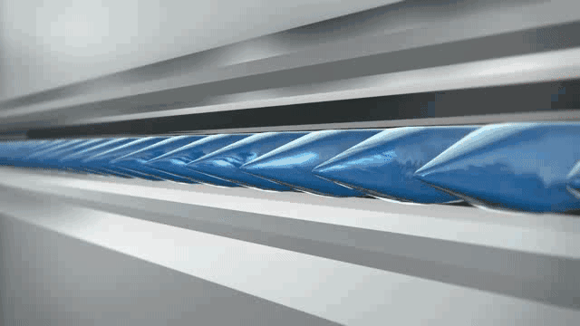 灰白通路中一排蓝色斜向构件的示意画面