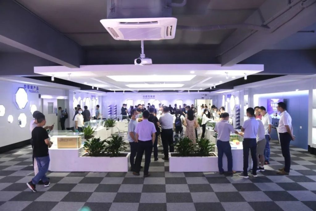 展厅中的参观人群与玻璃展示柜