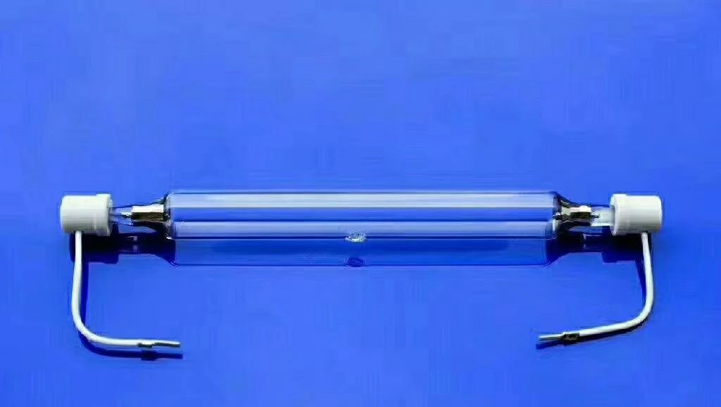 2020073101113869 蓝色布景上的通明管状灯及两端导线