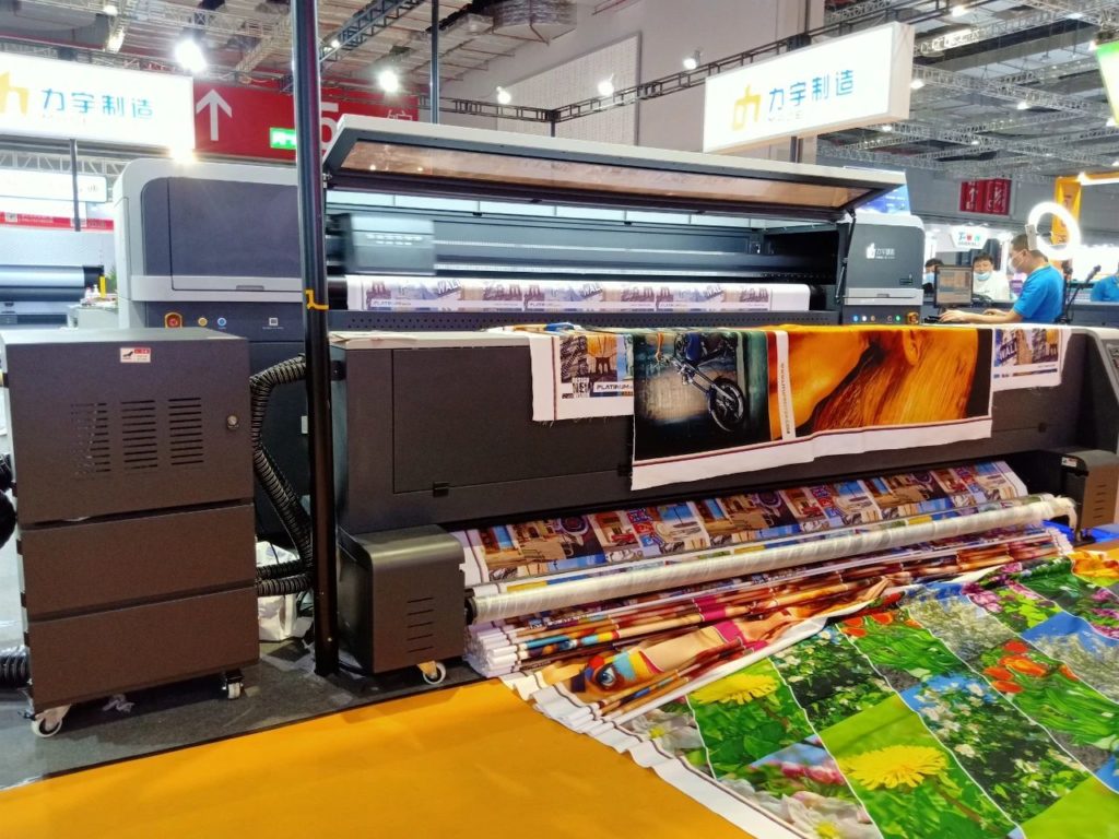 展台宽幅设备及垂挂、卷叠的彩色图样