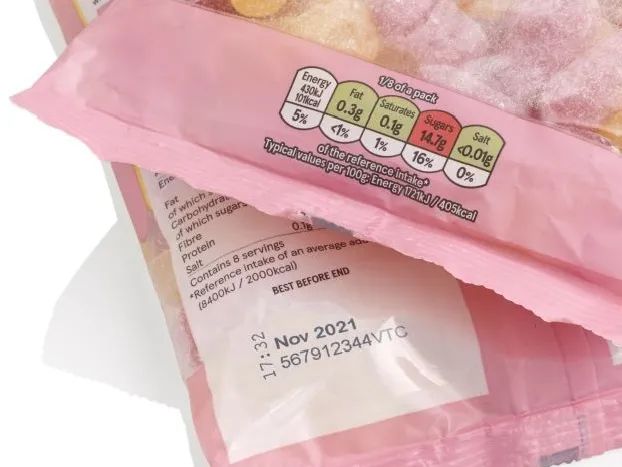 粉色食品包装上的营养标识与Nov 2021字符