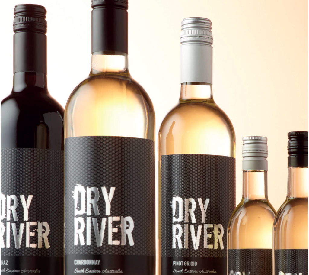 带DRY RIVER字样的多只酒瓶
