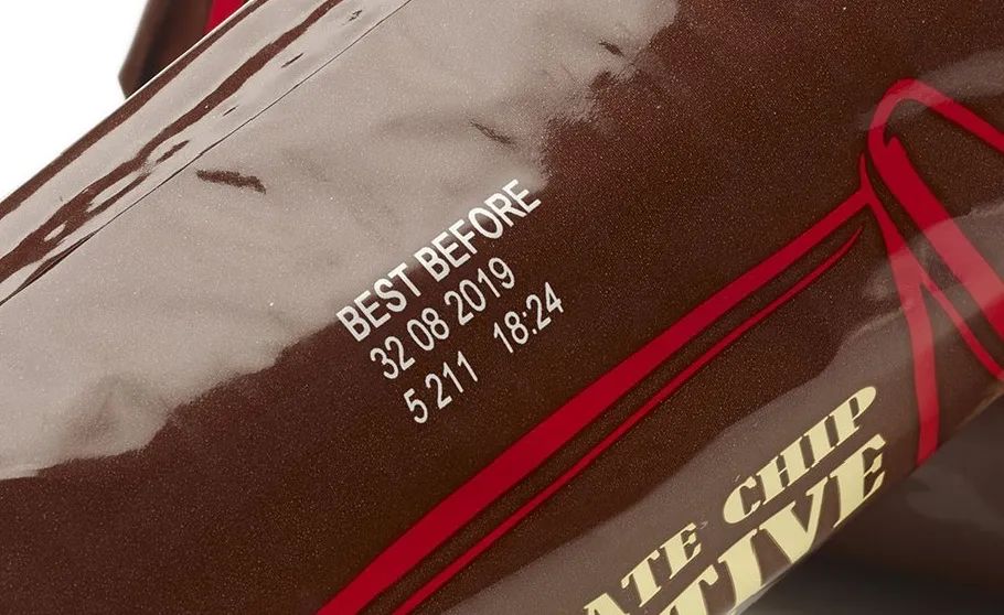 棕色包装上的BEST BEFORE日期与编码