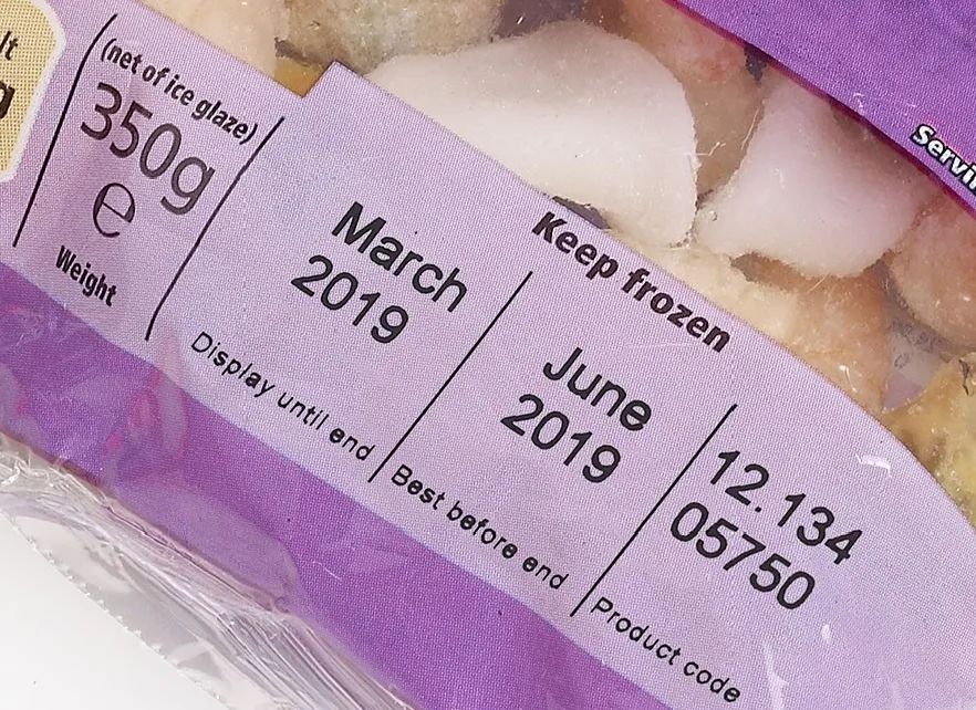 紫色包装上的陈列日期、最佳食用日期与产品编码