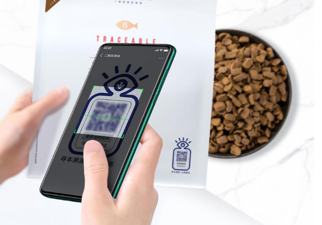 手机取景框对准包装二维码，旁边放着颗粒状物品