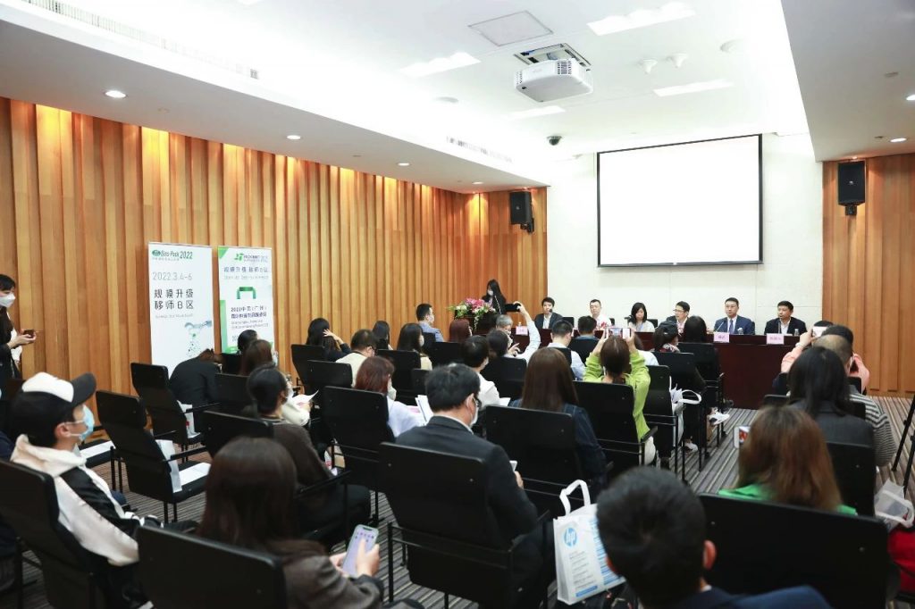 会议室前排桌席、投影幕与就座听多