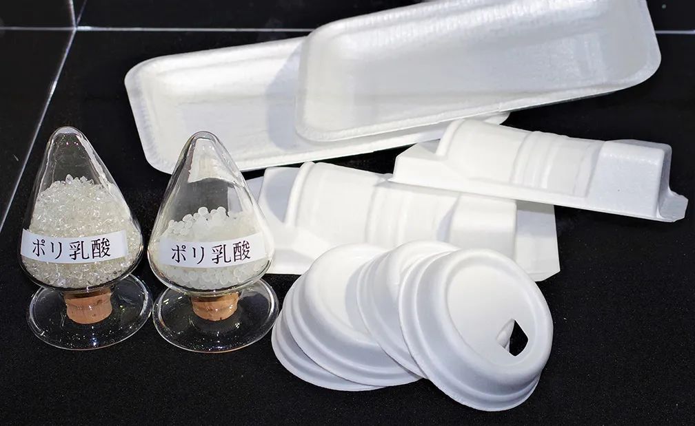 2021042902394127 带聚乳酸文字标签的颗粒容器与白色托盘杯盖