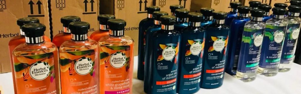 分列的Herbal Essences瓶装产品与后方纸箱